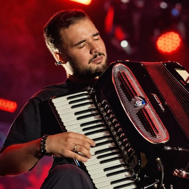 Kevinho do Acordeon tocando no palco