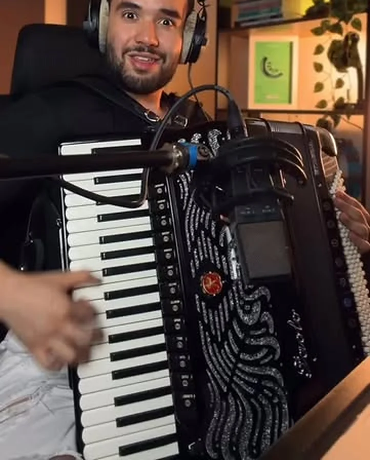 Kevinho do Acordeon tocando sanfona no palco
